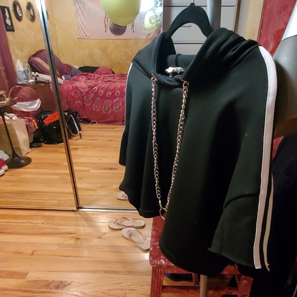 Short Sleeve Pullover Hoodie with Chain Size M - Picture 3 of 5